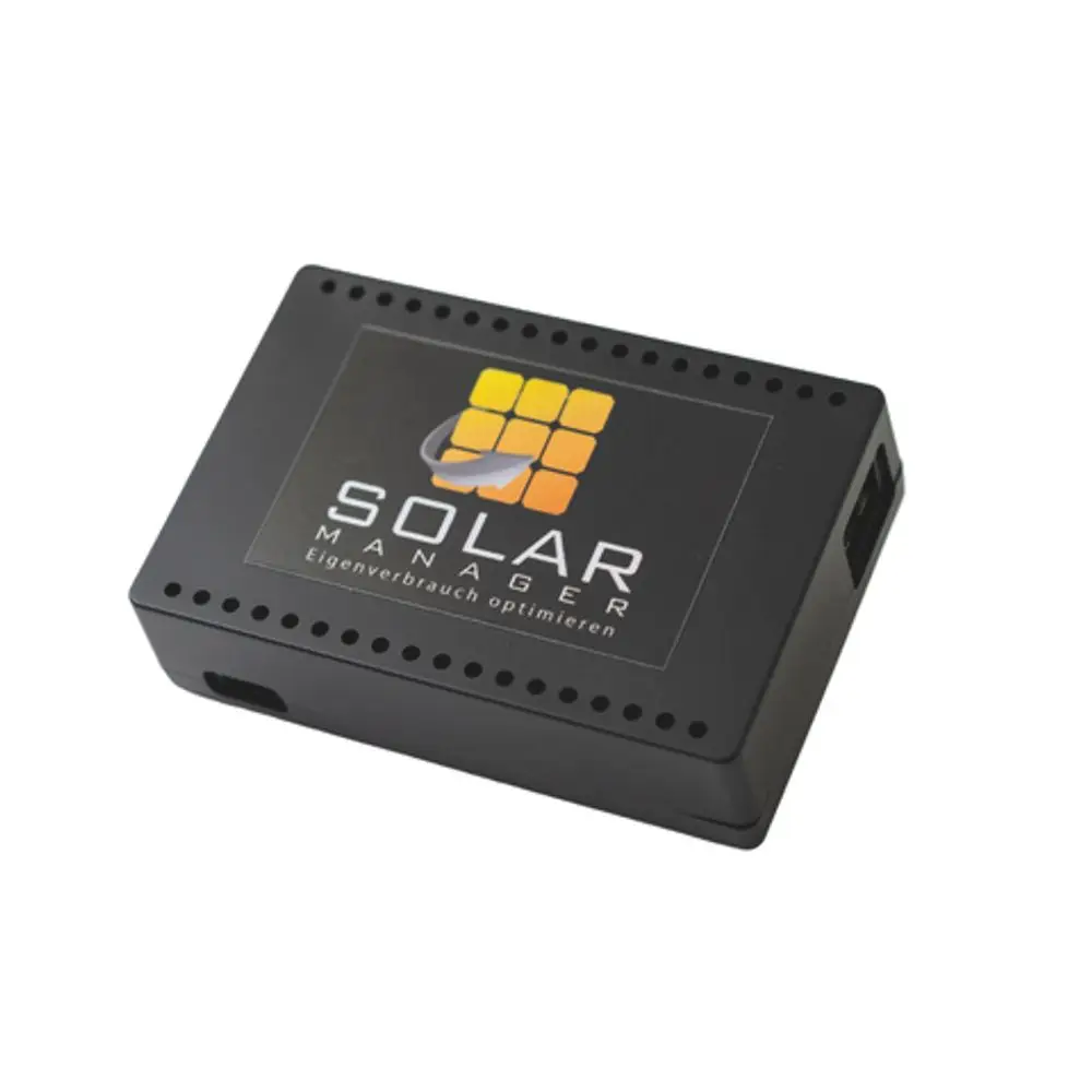 Schwarzes Gehäuse mit dem Aufdruck "SOLAR MANAGER" und dem Hinweis auf Eigenverbrauchsoptimierung, produziert von Roth. Anschlussmöglichkeiten an der Seite sichtbar.